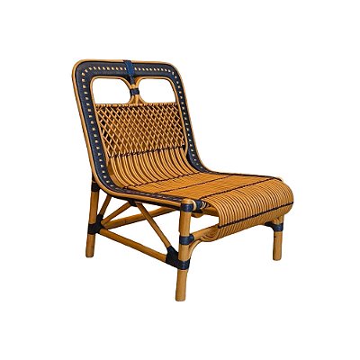Poltrona lounge rattan com detalhes em azul