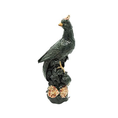 Escultura faisão verde no tronco com romãs