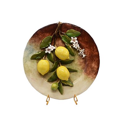Prato de parede com relevo de limão siciliano e flores