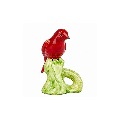 Enfeite pássaro vermelho no tronco alto verde