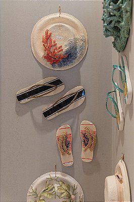 Chinelo de cerâmica G com alça de madeira Zanatta Casa
