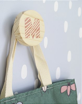 Gancho de Parede - 6cm x 6cm - Letra M