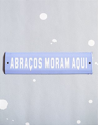 Placa Esmaltada - 20cm x 5cm - Abraços Moram Aqui - Azul Claro