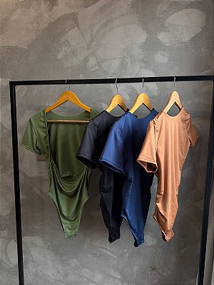 BODY COM MANGA E DECOTE NAS COSTAS