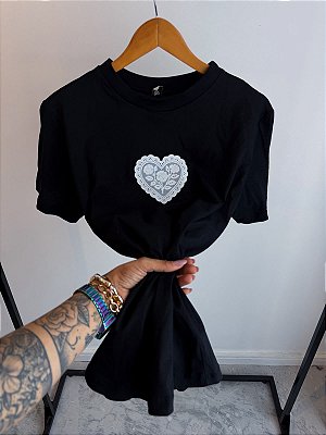 T-SHIRT CORAÇÃO RENDA
