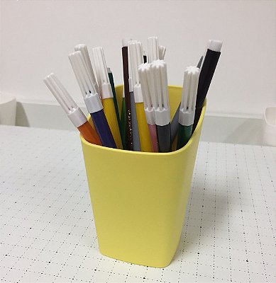 Porta lápis amarelo