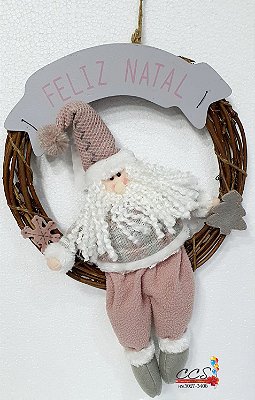 Guirlanda de Cipó com Boneco de Papai Noel Rosa Claro e Cinza e Placa Feliz Natal - Coleção Joy - Ref 1210622 - Cromus Natal