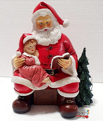 Enfeite Decorativo de Resina Noel Sentado Lendo Livro Para Menina com Pinheiro e Led ao Lado - Colecionáveis - Ref 1718901 Cromus Natal