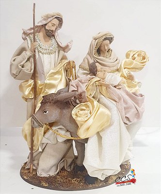 Sagrada Familia de Resina Maria Sentada com Menino Jesus no Colo e José ao Lado em Pé - Ref 1590509 Cromus Natal