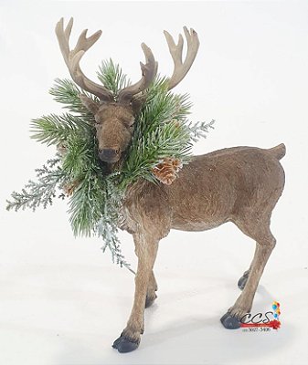Rena decorativa de Resina em Pé com Guilanda de Galhos e Pinhas no Pescoço Olhando pro Lado 23x27x14cm - Ref 1017989 Cromus Natal