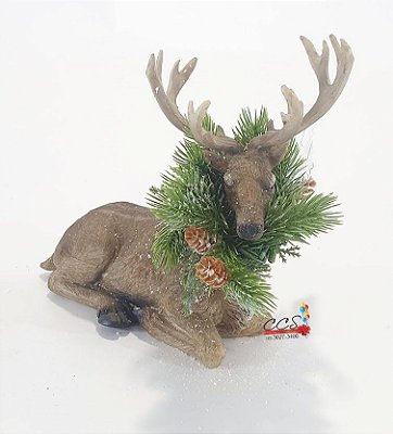 Rena Decorativa de Resina Deitada com Guirlanda de Galhos e Pinhas no Pescoço - Ref 1017988 Cromus Natal