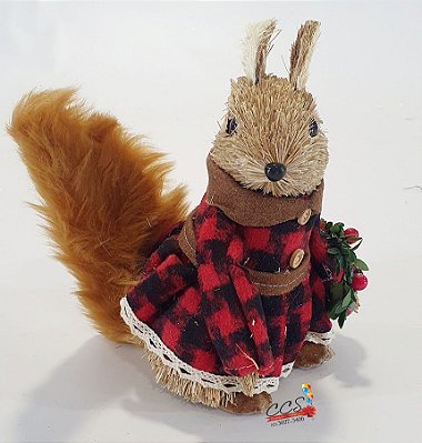 Esquilo Decorativo de Palha Sentada com Vestido Xadrez e Guirlanda na Mão - Coleção Seattle - Ref 1208723 Cromus Natal