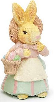 Coelha de Resina com Chapéu com Cesta de Cenouras e Ovos G - Coleção Ternura - Ref 1014698F Páscoa Cromus