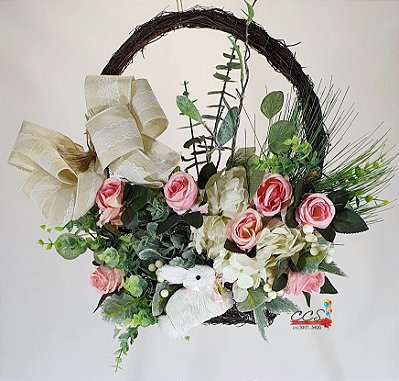 Guirlanda Cesta Decorativa de Cipó com Flores Rosa e Coelho de Palha Branco 42x45cm - Guirlandas e Arranjos de Páscoa - Ref 1920857R Páscoa Cromus
