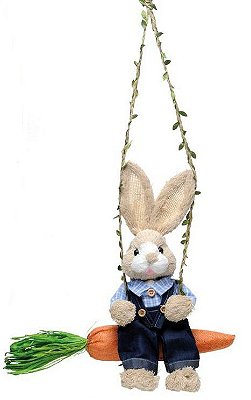 Coelho de Palha Italiana no Balanço de Cenoura Usando Jardineira Azul - Coleção Farmer - Ref 1010962 Páscoa Cromus