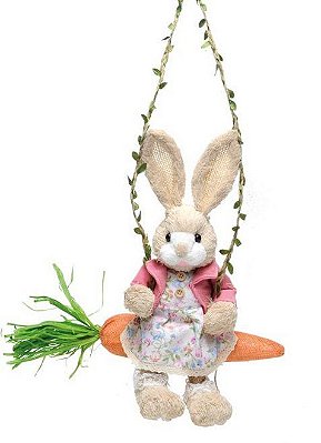 Coelha de Palha Italiana no Balanço de Cenoura Usando Vestido Florido - Coleção Farmer - Ref 1010962 Páscoa Cromus