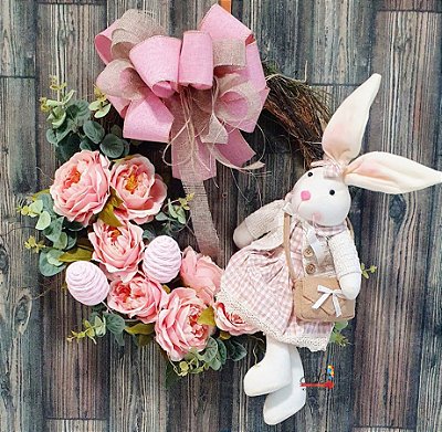Guirlanda de Páscoa Decorada com Flores e Galhos de Eucalipto e Coelha de Vestido Sentada 45cm - CCS Decorações