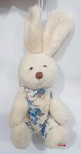 Mini Coelho de Pelúcia Sentado com Macacão Floral Azul 16cm - Ref 1220469 Páscoa Cromus