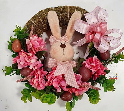 Guirlanda de Páscoa Decorada de Musgo com Flores Rosa e Coelha com Laço 30x30cm - CCS Decorações