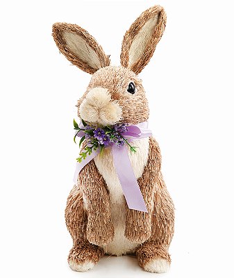 Coelho de Palha Sentado com Laço e FLores Lilas no Pescoço 25x12x19cm - Coleção Canelinha - Ref 1013930 Cromus
