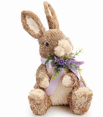 Coelho de Palha Sentado com Laço e FLores Lilas no Pescoço20x12x15cm - Coleção Canelinha - Ref 1013931 Cromus