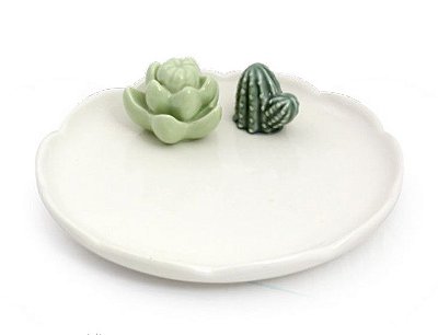 Prato de Cerâmica Redondo com Aplique Cactos 17x17x5cm - Coleção Tropical - Ref 1821880 Cromus
