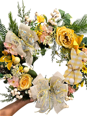 Guirlanda de Cipó Decorada De Páscoa Flores, Ovos e Silhueta Xadrez Coelho Amarelo 45x45cm - CCS Decorações