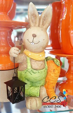 Coelho de Resina em Pé encostado na Cenoura Segurando Lanterna - 1823036 - Cromus