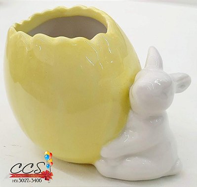 Coelho Decorativo Sentado Segurando Ovo Amarelo de Ceramica Cromus