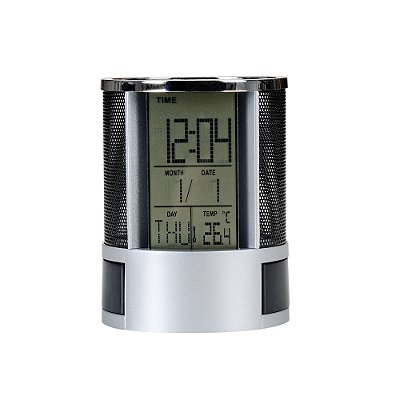 Porta caneta com relógio LCD. Possui detalhes prata na parte superior. Código SK 3328