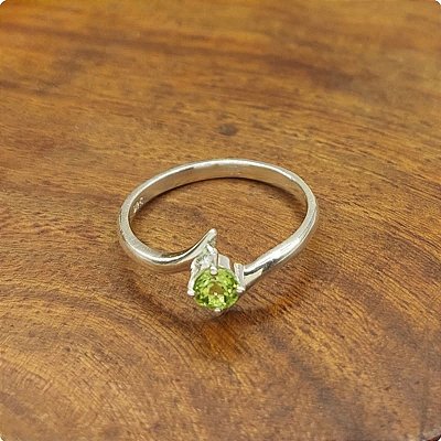 Anel Solitário Prata 925 e perda natural Peridoto - Índia