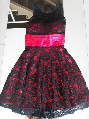 Vestido em Renda Preta com forro em cetim vermelho, tm P