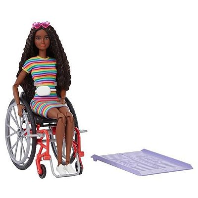 Boneca Barbie Fashionistas Na Cadeira De Rodas Morena  + Rampa Edição 2021