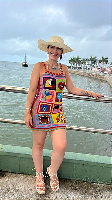 Vestido de Crochê com Apliques Coloridos