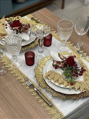 Trilho branco com renda dourada