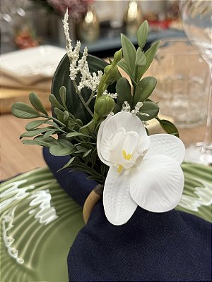 Porta Guardanapo Bouquet de Folhagem com Orquídea Branca | Argola de Madeira | Unidade