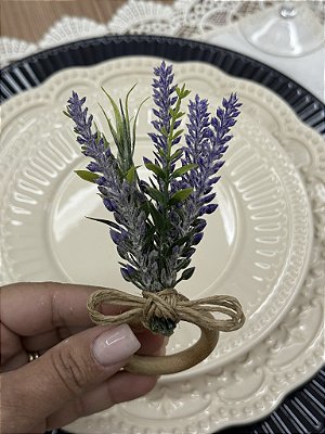 Porta-Guardanapo com Buquê de Lavanda e Laço de Rami – Charme e Elegância para Mesa Posta