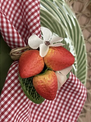 Porta-Guardanapo Morango com Flor e Folhagem - Mesa Posta Charmosa