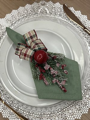 Porta-Guardanapo Natalino com Bola Vermelha, Folhagem Nevada e Laço Xadrez – Charme à Mesa