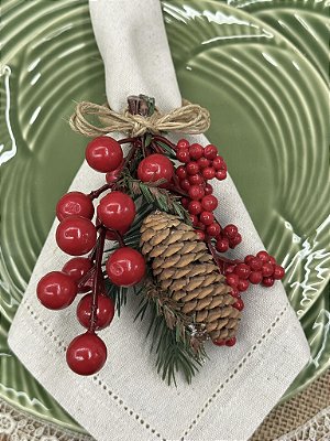 Porta Guardanapo Natalino com Pinha e Frutinhas Vermelhas – Mesa Posta Artesanal Charme à Mesa