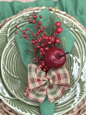 Porta-Guardanapo Natalino com Maçã Vermelha, Galhos e Laço Xadrez – Decoração de Mesa Posta Natal