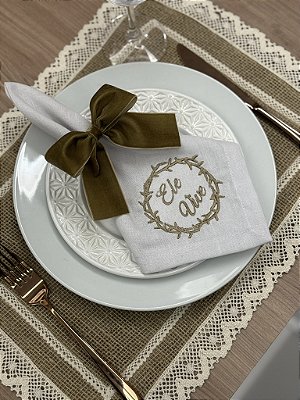 Guardanapo Bordado Páscoa Cristã “Ele Vive” em Linho Misto – 43x43 cm (Unidade)