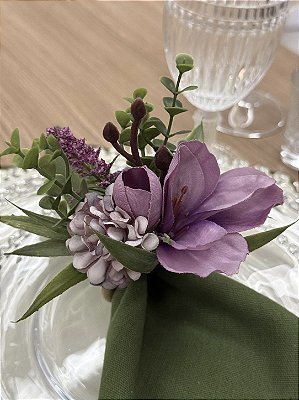 Porta-Guardanapo Floral Lilás Toque Real com Argola de Madeira – Mesa Posta