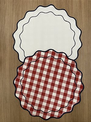 Sousplat Dupla Face Ondulado Xadrez Vermelho e Branco / Branco com Bordado Azul Marinho – 38 cm