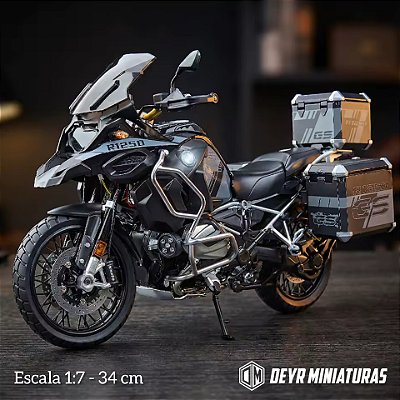 Miniatura BMW R 1250 GS PREMIUM TRIPLE BLACK - Escala 1:7 - 34 cm - Acende Farol, Lanterna, Spray, Aceleração