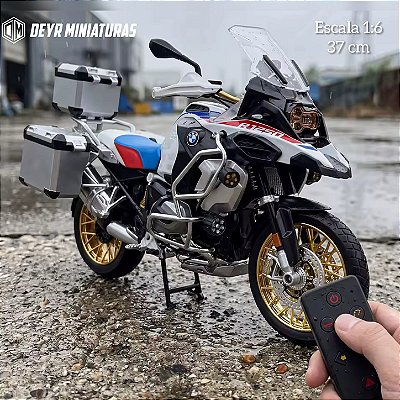 Miniatura BMW R 1250 GS Adventure - Escala 1:6 - 37 cm - Spray, Aceleração, Controle Remoto