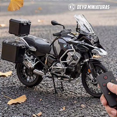 Miniatura BMW R 1250 GS PREMIUM TRIPLE BLACK - Escala 1:6 - 37 cm - Spray, Aceleração, Controle Remoto