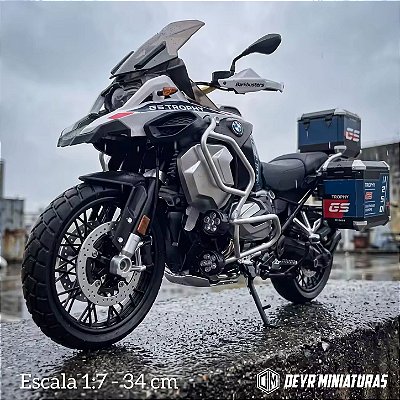 Miniatura BMW R 1250 GS Adventure Trophy 2023 - Com 3 Malas - Aceleração - Efeitos de Luzes, Som, Fumaça e Chamas - Escala 1:7 (34 cm)