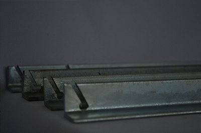 Cantoneira de ferro com pino para concertina 45cm