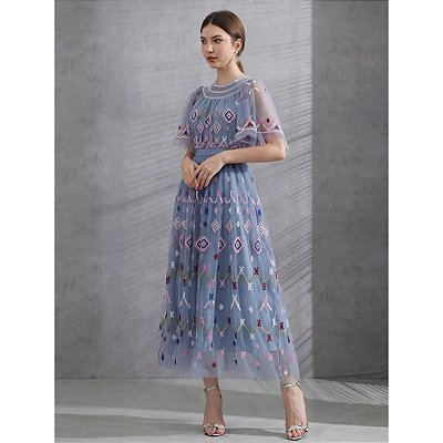 Vestido midi tule bordado decote canoa elástico